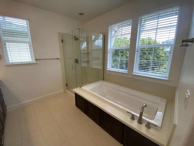 Building Photo - Beautiful Marina Home!
