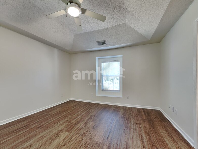 Building Photo - 124 Trayesan Dr