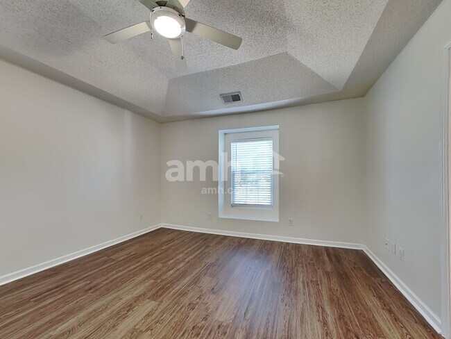 Building Photo - 124 Trayesan Dr