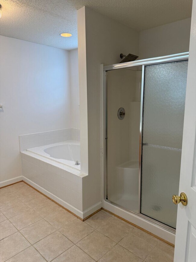 Building Photo - Move In Ready Condo