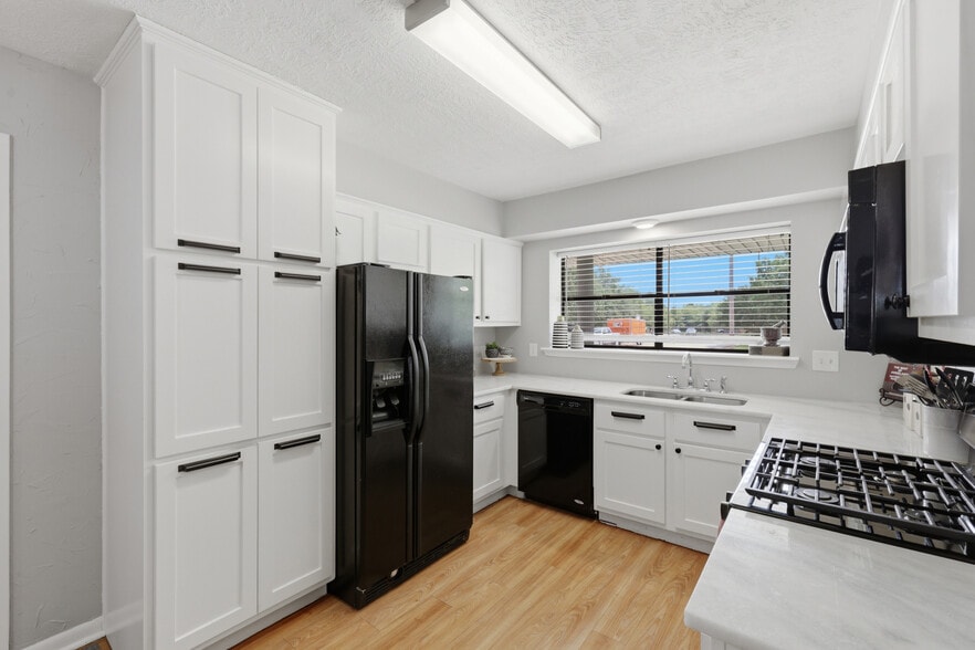 Building Photo - 3821 Brighton Dr