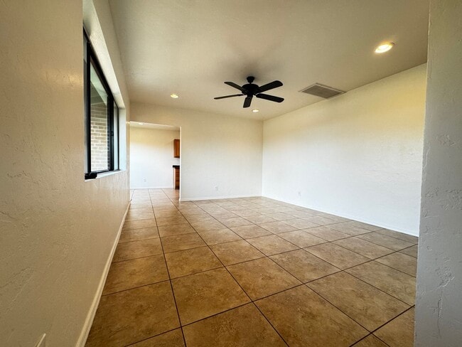 Building Photo - Eastside (Broadway and Wilmot) 3 bedroom, ...