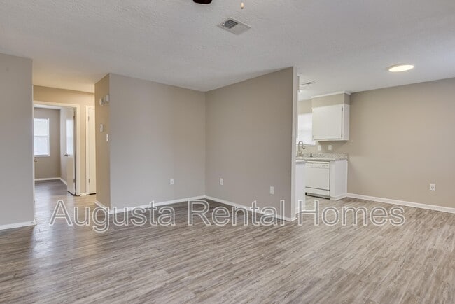 Building Photo - 2573 1/2 Tobacco Road - B