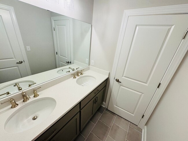 Building Photo - 3BR/3.5BA Townhome in The Crossing at Oxfo...