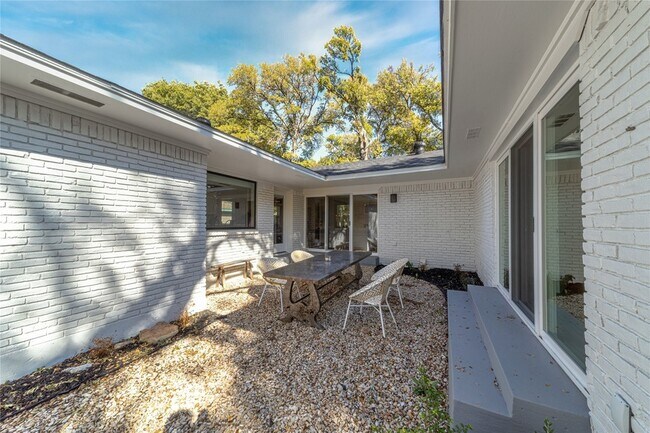 Building Photo - 5837 Clendenin Ave