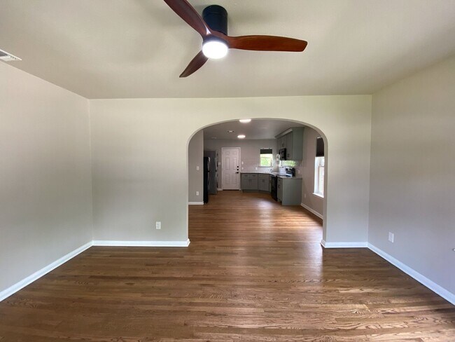 Building Photo - Super Cute, Newly Remodeled, 2bd/1bth hous...