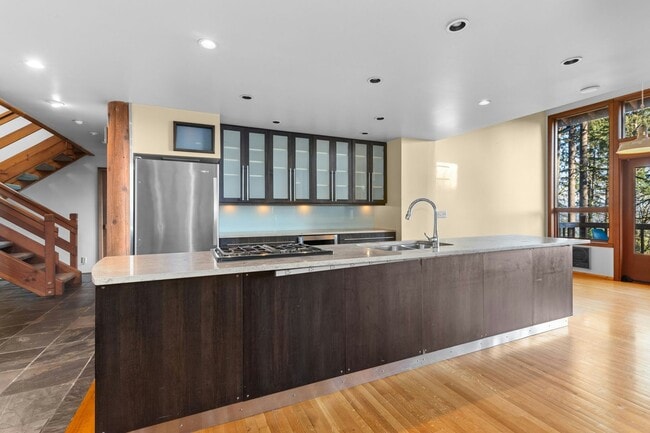 Building Photo - 2Bd/1.75Ba Mercer Island House