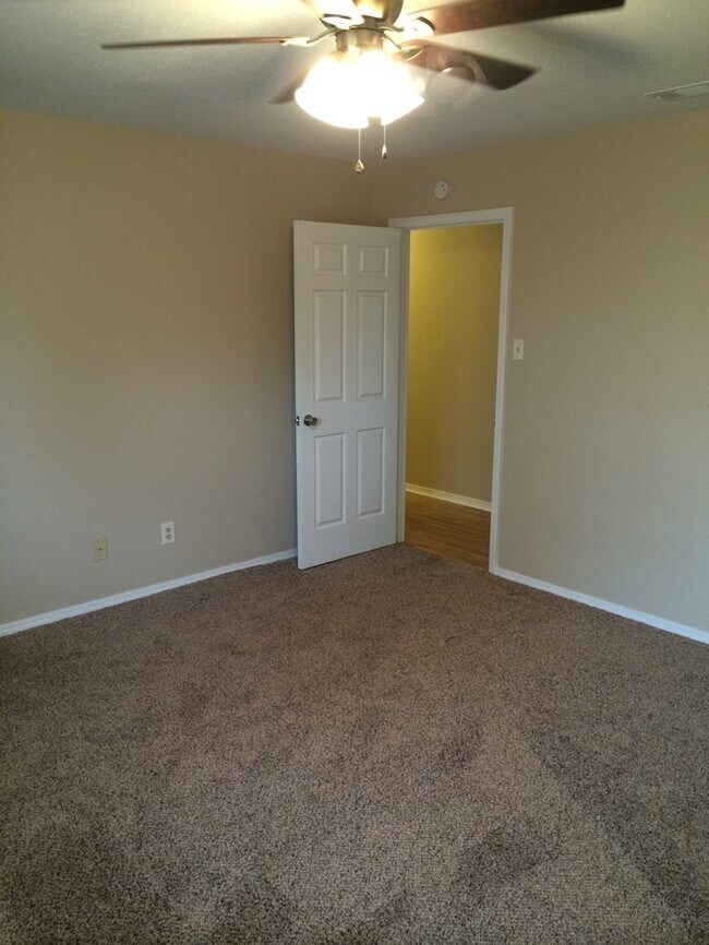 Building Photo - Charming 3 Bedroom in Flint! Coming Soon!