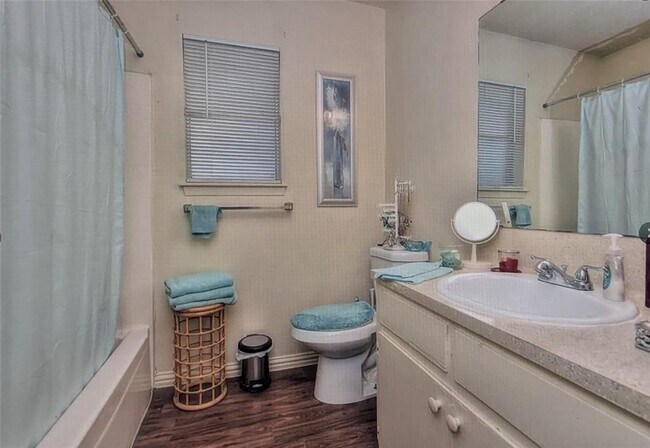 Building Photo - 2404 Cottonwood Dr