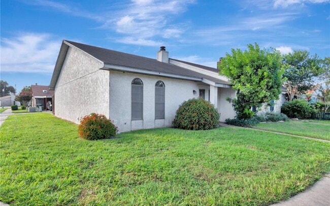 Primary Photo - 215 Chantilly St