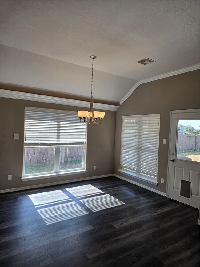 Building Photo - 6216 N Fawnlake Dr