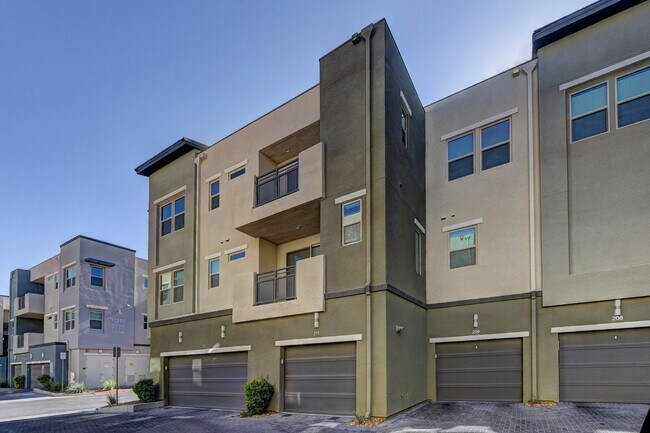 Building Photo - Gorgeous Condo! MUST SEE!!!