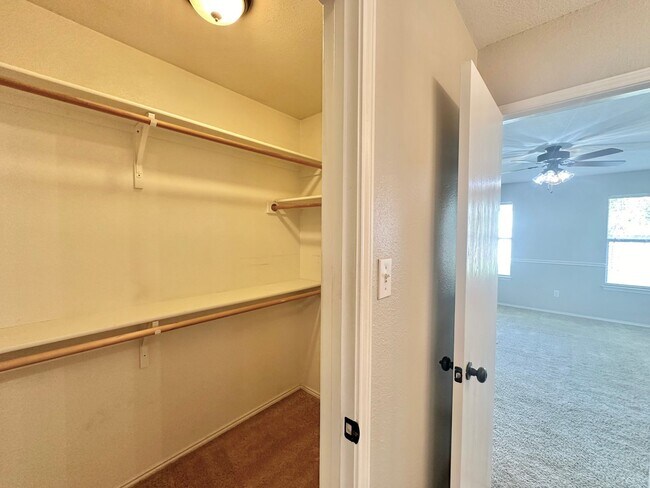 Building Photo - Discover the charm of this 3 bed 2 bath ex...