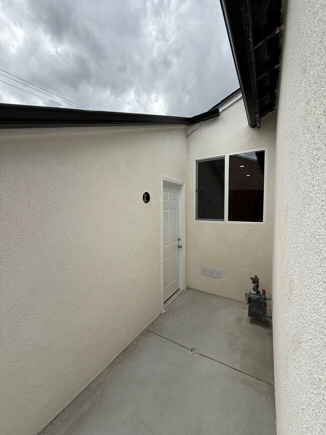 Building Photo - 10712 Vena Ave