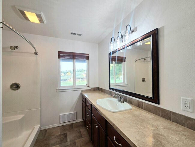 Building Photo - Grandiose Home on 1 Acre -- in East Wenatchee for Rent!! **5 Bed, 3 Bath**