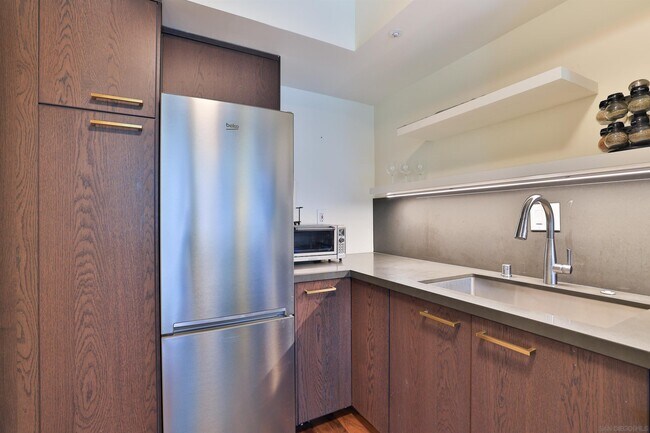 Building Photo - 500 W Harbor Dr