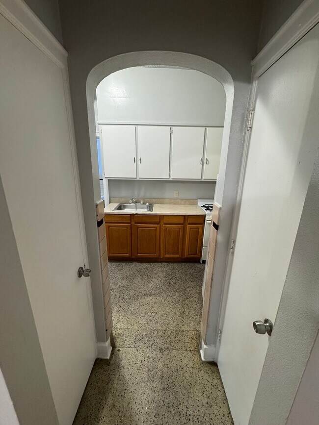 Building Photo - Large one room efficiency with large kitchen