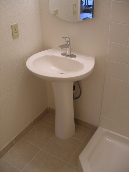 Building Photo - 818 Hygeia Ave