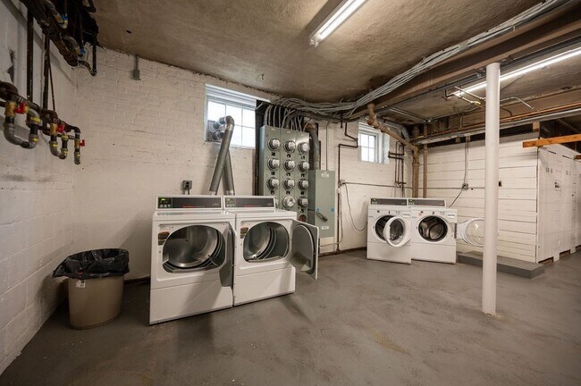 Building Photo - 56 Elm St