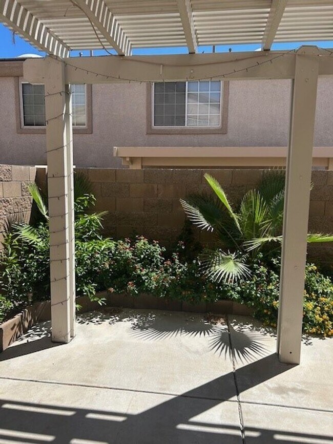 Building Photo - Spacious 2bed/ 2.5 bath Townhouse in Gated...