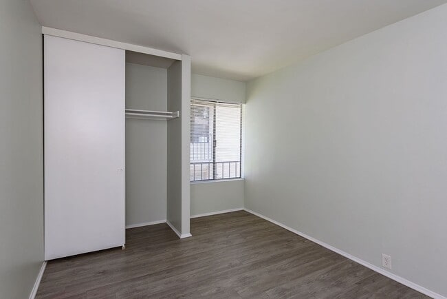 Building Photo - Amazing, Quiet University City Condo For Rent