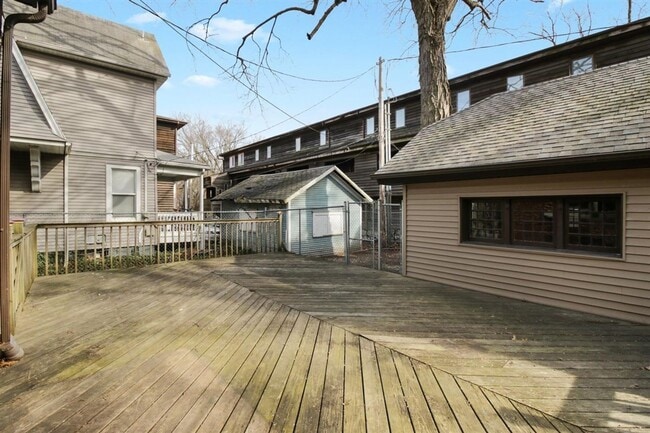 Building Photo - 5 bed, 3 bath updated home on Campus -  AVAILABLE AUGUST 2026