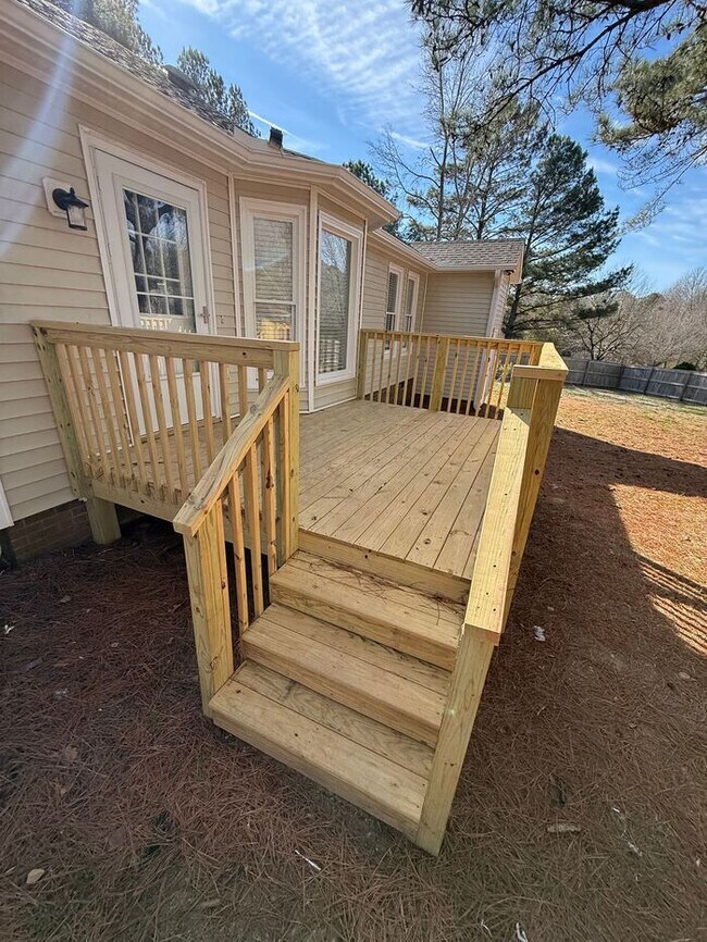 Building Photo - 3 Bedroom 2 Bath