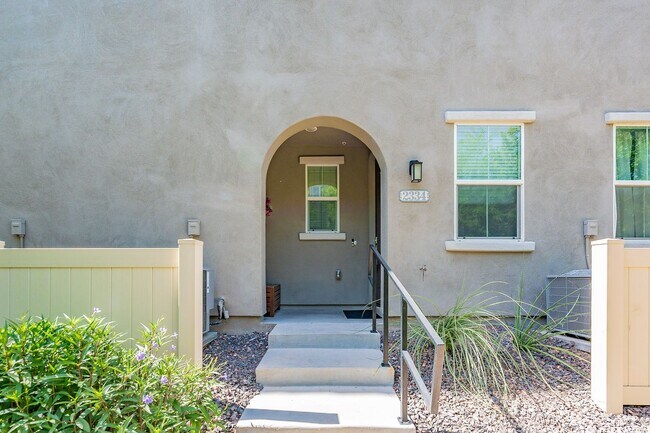Building Photo - Great 3 Bedroom Townhome - NEW Carpet!