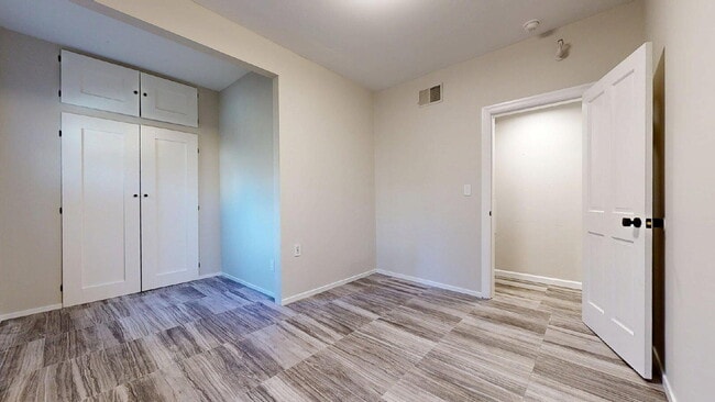 Building Photo - Beautifully Updated Flat with Gourmet Kitchen & Private Outdoor Retreat