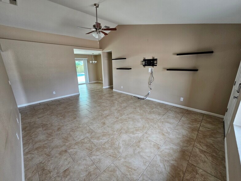 Building Photo - 4945 E Fox St