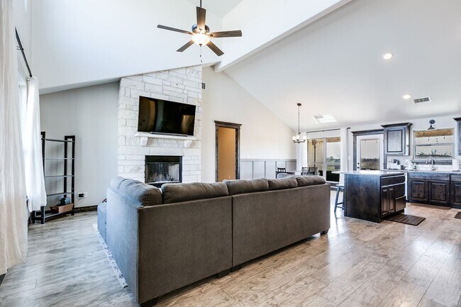 Building Photo - COMING APRIL 2026 - Beautiful Home in Buffalo Heights!