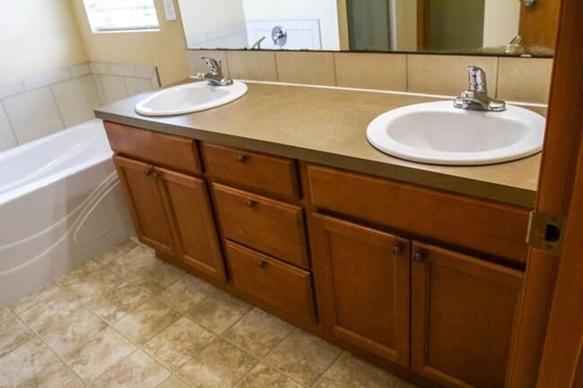 Building Photo - Spacious and Modern 4-Bedroom Home in Everett