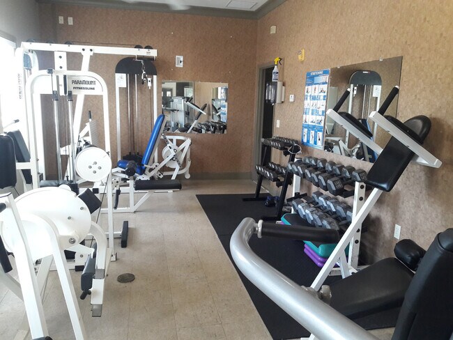 Building Photo - Annual, Unfurnished, ground floor remodeled condo in gated community downtown Sarasota.