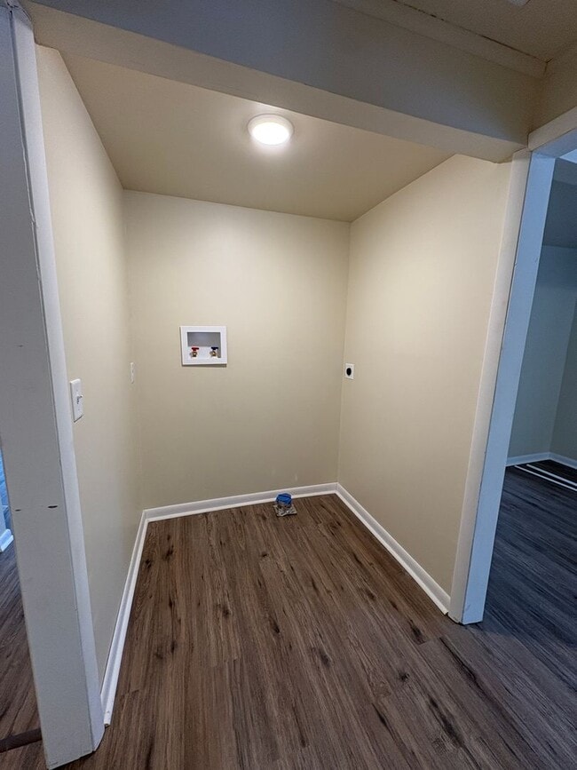 Building Photo - Large 3 bedroom house in Candensis!