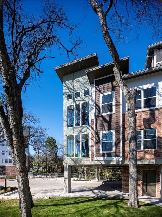 Building Photo - 1800 S I-35 Frontage Rd