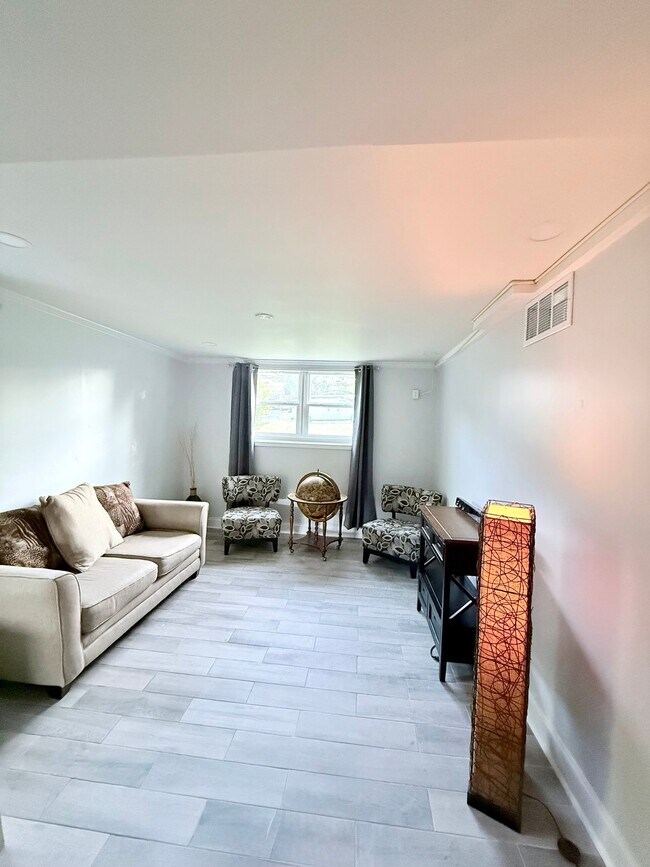 Building Photo - 994 Overbrook Cir