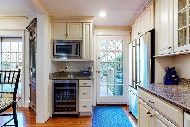 Building Photo - 23 Pinckney St