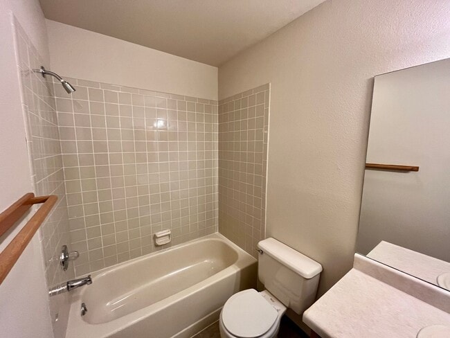 Building Photo - Cozy 2 Bedroom Townhome Nestled in Quiet Gated Community