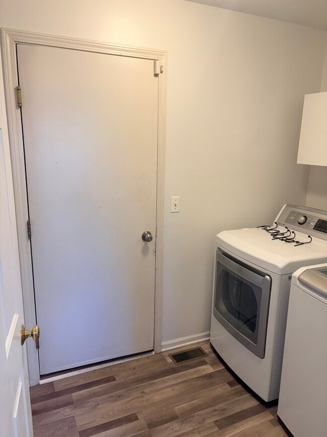 Building Photo - 610 Daisy Ln