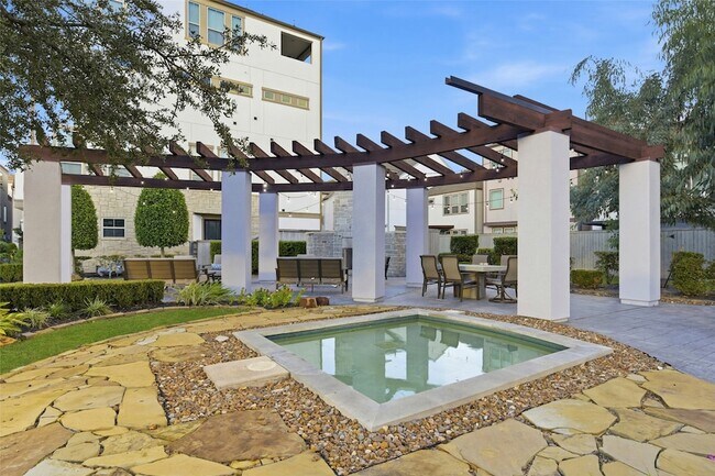 Building Photo - 819 Algona Ave