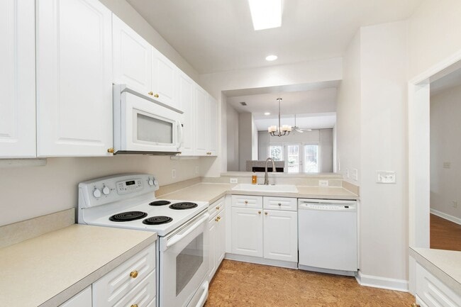 Building Photo - Lovely 3 bedroom townhome in fantastic Ral...