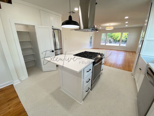 Building Photo - Spacious 4-Bedroom with Custom Finishes in...
