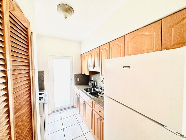 Building Photo - 1560 NE 127th St