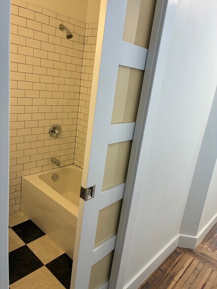 Building Photo - 445 S 51st St