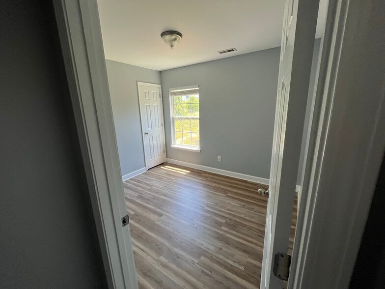 Building Photo - 913 Redford Ln