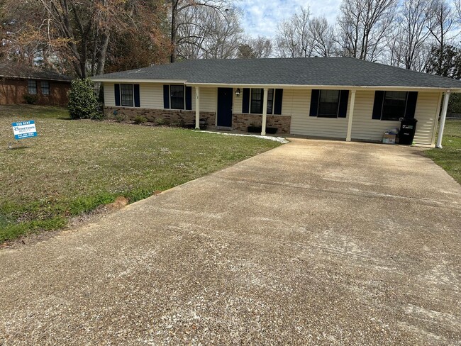 Primary Photo - 4 bed 2.5 bath with fenced yard... Pets we...