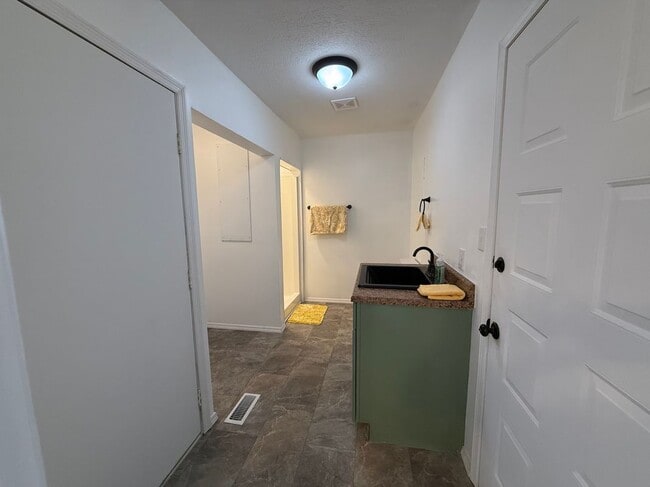 Building Photo - 152 Rea St