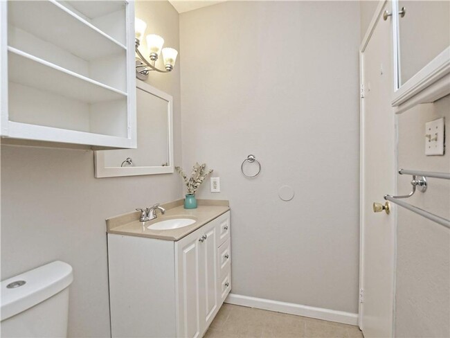 Building Photo - Beautiful 1 Bedroom, 1 Bath Condo Near The...