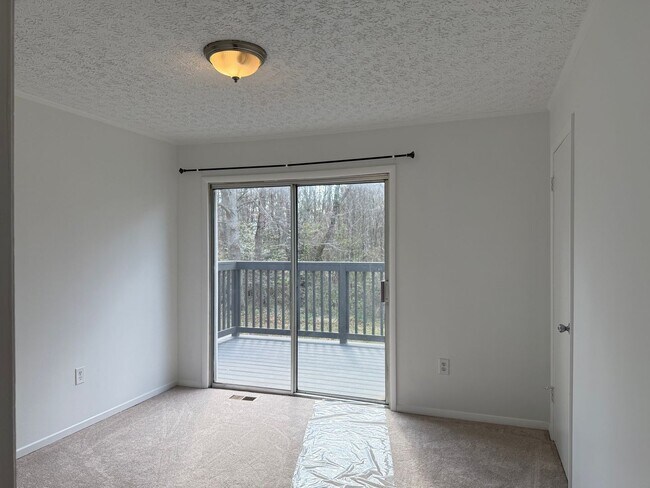 Building Photo - 3-bedroom, 2-bath brick ranch in Black Mountain