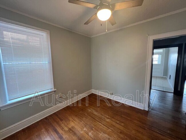 Building Photo - 5072 Lindenwood Ave